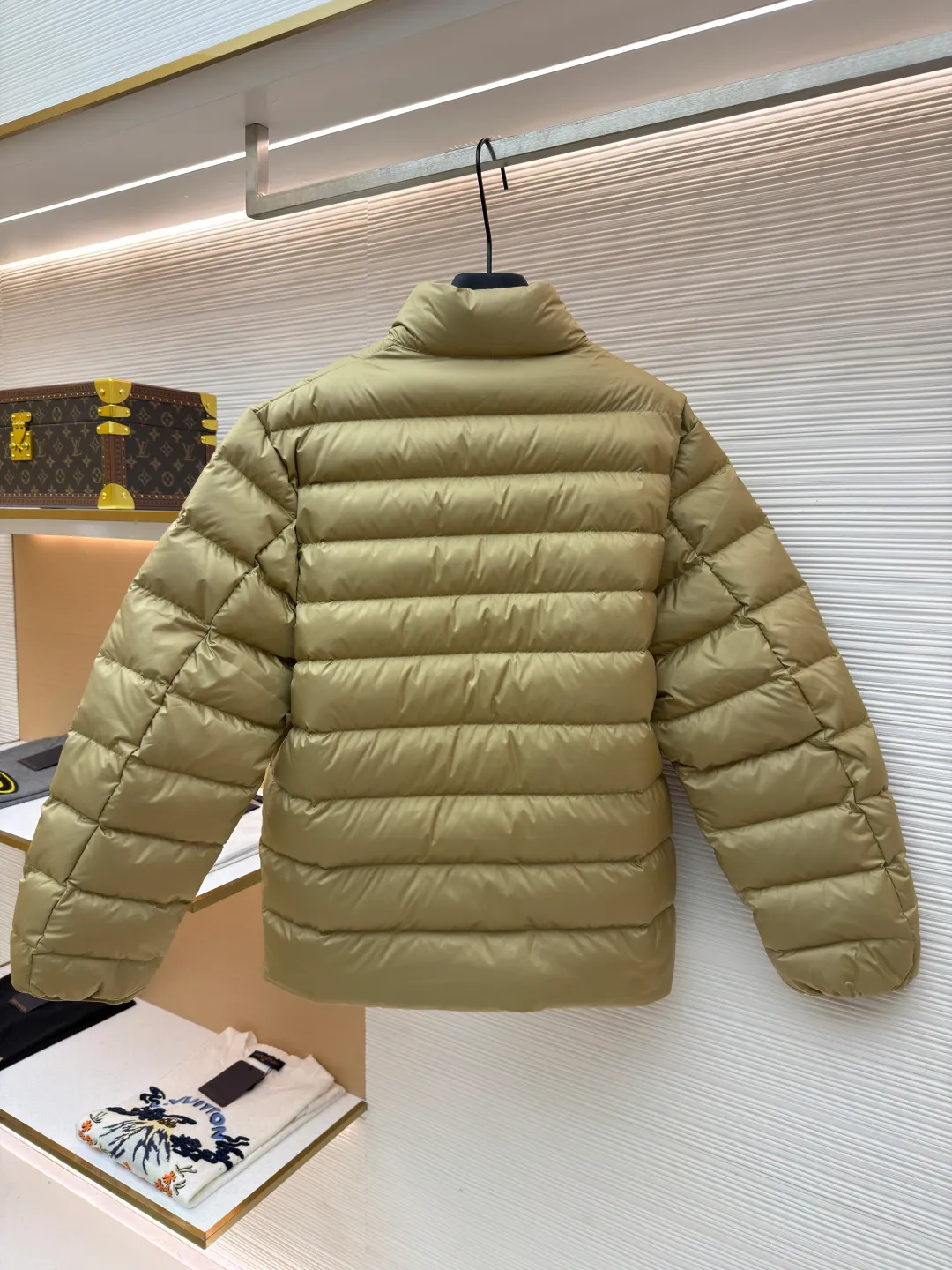 P890 Ralph Lauren embroidered rib down jacket ●Original version: Purchased and developed by 2562 ●Item number: 1682294-D15 ●Fabric: white duck down fabric ●Technology: mechanical down filling ●Color: khaki ●Type: fitted version ●Weight: about 585 grams ●Size: S-M-L-XL ●Description: Nylon fabric has good windproof and waterproof properties and can effectively block the intrusion of wind and rain from the outside Keeps the inside dry and suitable for wearing in humid or rainy conditions. The red label on the chest is made with an imported MECLO embroidery machine. The original pattern is scanned first, and then high-quality silk thread is used to make a pattern. The density effect is adjusted by continuous pattern making. The zipper design is simple and elegant. It is easy to operate; the closing design of the cuffs and hem effectively prevents cold wind from invading, improving the warmth and comfort of wearing. It uses 90 white duck down with a weight of 260g to ensure excellent thermal insulation performance. After the velvet has been strictly screened and processed, it is not easy to drill into the velvet, ensuring durability. The overall wiring is straight and delicate, the fabric is comfortable and soft, and the color is consistent without color difference. It can be matched with the same style to create a fashionable look and control various occasions. Customized accessories, complete with three standards, same style for men and women!